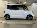 運転席側も電動スライドドアになってます。ショッピングなどでのお買い物時手がふさがっていてもドアに軽く触れるかリモコンで開閉できるので便利です!