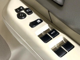 【電動格納ミラー】サイドミラーは電動格納式となっており、狭い駐車場でもキズがつくリスクを抑えられます。