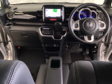 車内は光触媒抗菌消臭施工済です。スタイリッシュなデザインでスポーティなインパネ周りを演出します。グローブボックスやカップホルダーのほかにトレーなどたくさんの収納スペースが付いています。