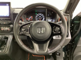 ハンドルにHondaセンシング系のクルーズコントロールやレーンキープアシストなどのスイッチと、オーディオの操作スイッチが装備されています。ハンドルから手を離さず安全に操作できます。