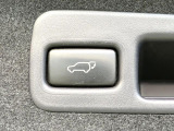 【パワーバックドア】スマートキーや運転席のボタンを押すだけでリアゲートが自動で開閉します!荷物を持っている時や、高い位置にあるバックドアを閉める際に便利な機能です♪