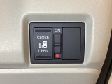 左側電動スライドドアは運転席からでも操作ができるように、ハンドル付近に開閉の操作スイッチが付いています。