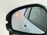 ブラインドスポットインフォメーションは走行中、斜め後ろに車両を感知すると、ドアミラー上のマークを点灯してお知らせします