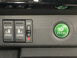 リアドアは乗り降りに便利な両側電動スライドドアです。また運転席に座っていながらスイッチ操作で自在にスライドドアを開け閉めできます。