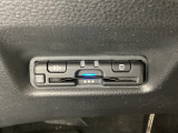ハンドルの左下にETCがついています。高速道路の料金所の通過も楽々です。 カードの取り出しもしやすい場所についています。