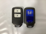 スマートキーを装備しています。鍵を差し込むことなくドアロックの開け閉めと、スタートボタン操作でのエンジンスタートができます。スペアキーも同じものを用意しております。