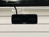 後方にもドライブレコーダーのカメラが付いています。前後両方でお車の周りを監視・記録いたします。
