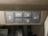 ハンドルの右側にはヘットライトリベライザーとHondaセンシング用のメインスイッチがついています。ヘッドライトリベライザーは道路状況や積荷の加重に応じてライトの高さを調節できます。