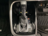「e:HEV」は、モーター走行を中心にしながら電気エネルギーやエンジン動力を最も効率よく使い分けることができる賢いハイブリッドシステムです。サイドブレーキはスイッチ操作の電子制御パーキングブレーキです