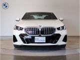 ☆BMWの代名詞とも言える【キドニーグリル】一目見ただけでBMW車であると認識できる確固たるアイコンとして存在感を放ちます☆