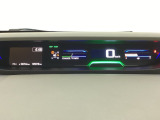中央にデジタル表示のスピードメーターを配したハイブリット専用メーターになっています。左側のインフォメーション画面で燃費などの情報を確認できます。