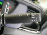 【オートライト】車外の明るさに応じて、自動的にライトの点灯・消灯をしてくれます。トンネルが続くような道でも、スイッチを操作する必要がありません。消し忘れの心配もありません。