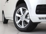 6スポークタービン8.0J&times;19インチシルバーアルミホイール。衝突回避・被害軽減ブレーキシステムやパイロット・アシストなど、数多くの先進安全・運転支援機能を標準装備。