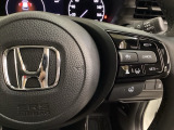 ハンドルにHondaセンシング系のクルーズコントロールやレーンキープアシストなどの操作スイッチが装備されています。ハンドルから手を離さず安全に操作できます。