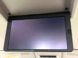 【フリップダウンモニター】大画面モニターで後席でもエンタメをお楽しみいただけます。小さなお子様にも大人気の装備です♪