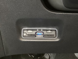 ハンドルの左下にETCがついています。高速道路の料金所の通過も楽々です。 カードの取り出しもしやすい場所についています。
