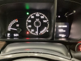 スピードメーターとタコメーターを大きく配した見やすいメーター部になっています。右側のインフォメーション画面でオドメーターや燃費などの情報を確認できます。