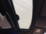 【サンルーフ】開放感たっぷりの希少装備、サンルーフが装着されています!車内に明かりを取り入れたり景色を楽しむ以外にも、車内の空気も簡単に換気できて快適です!