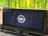 【メーカー12型ナビ】インテリアに溶け込むスタイリッシュな「専用設計」メーカーナビを装備♪視認性や操作性など基本性能にも優れ、より上質なカーライフをお楽しみいただけます。