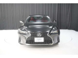 エクステリアは、一目でLEXUSとわかるスピンドルグリルを起点に、人が乗るキャビンの前後を大胆に絞り込んだ菱形のボディと力強く張り出したホイールフレアを融合させ、タイヤの存在を強調しています。