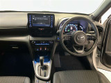 運転席周りのレイアウトをご覧ください。ナビゲーションが綺麗に装着されすっきり収まってますね!