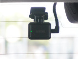 この車にはリアにもドライブレコーダーを装備しております◆映像・音声などを記録する自動車用の装置です。 もしもの事故の際の記録はもちろん、旅行の際の思い出としてドライブの映像を楽しむことができます。