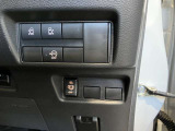 両側オートスライドドアです♪運転席のボタンやキーのボタンでも開閉できます!手荷物がいっぱいの時でも簡単にドアの開け閉めができるのでとっても便利です♪