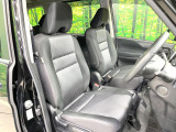 運転席まわりには十分なスペースがあり、大柄な方でもゆったり運転していただける環境です。