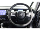 運転中もハンドルでの操作が可能です。特に高速道路等の目が離せない運転時には、便利さだけでなく、安全性も兼ね備えております。