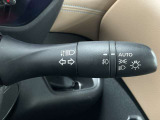 【オートライト】車のセンサーが周囲の明るさを感知し、自動でヘッドライトを点灯・消灯する機能です。この機能は夕暮れ時の交通事故が多い時間帯の安全性を高めてくれます。