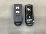 スマートキーを装備しています。鍵を差し込むことなくドアロックの開け閉めと、スタートボタン操作でのエンジンスタートができます。スペアキーも同じものを用意しております。