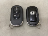 スマートキーを装備しています。鍵を差し込むことなくドアロックの開け閉めと、スタートボタン操作でのエンジンスタートができます。ボタン操作でトランクが開けられる電動テールゲートのボタンもついています。