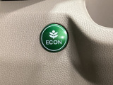 ECON モードをON にするとアクセルペダルの動きに対するエンジンの反応とエアコンの制御を切り換えることで、燃費のいい運転をするドライバーがペダルを踏んだ時と同じようにエンジンを制御します。