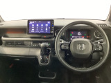 車内は光触媒抗菌消臭施工済です。スタイリッシュなデザインでスポーティなインパネ周りを演出します。グローブボックスやカップホルダーのほかにトレーなどたくさんの収納スペースが付いています。
