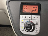 オートエアコンは温度を設定するだけで、自動で風量などを設定してくれます。運転しながら操作も必要ないので、安全性も向上します。