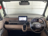 水平基調でスッキリとしたフロントビュー。広く見渡せて運転に安心をもたらします