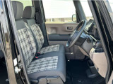 フロントシートはベンチシートタイプ♪ センターには格納式アームレストも付いています!!室内空間は広々で移動も楽々です♪狭い駐車空間など助手席ドアから出たい時にも大変便利ですよ♪