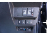 両側電動スライドドア付。通常のドアに比べて、車のボディーに対し平行に開閉し、開けてもスペースを取りません。出入り口が大きいドアはお子様のいるご家庭はもちろん、混んだ駐車場でも大活躍です!
