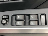 パワーウィンドのスイッチです。運転席に座りながら、助手席や後席の窓を開け閉めできるので大変便利ですよ。