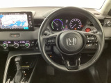 【ハンドル】運転にかかわる様々な操作を安全に行えるように視点移動が少なく操作性に配慮されたスイッチ類が凝縮されたコックピットです。