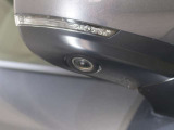 運転席側カメラはサイドミラーの下に装着されています。