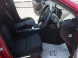 運転席はまっすぐな姿勢でシートに座り、足を自然に伸ばして操作できる位置各ペダルを配するという理想的なレイアウトを実現しています!ぜひ一度MAZDAのドライビングポジションをご体感ください。