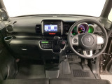 車内は光触媒抗菌消臭施工済です。インパネ周りはスタイリッシュなデザインです。グローブボックスやカップホルダーのほかにトレーなどたくさんの収納スペースが付いています。