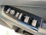 電動格納式ドアミラーのスイッチは運転席ドアにあります。