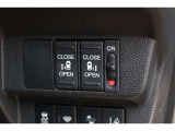 リアは両側パワースライドドアで、開閉には運転席のスイッチ、またはスライドドアのドアハンドルを少し引くだけで自動開閉します。