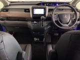 車内は光触媒抗菌消臭施工済です。インパネ周りはスタイリッシュなデザインで機能や装備も充実しています。グローブボックスやカップホルダーのほかにトレーなどたくさんの収納スペースが付いています。
