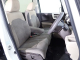 フロントシートはベンチシートです、運転席と助手席の移動が簡単です。真ん中にはアームレストも装備されています! また運転席シートの高さも調整できます。