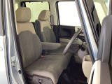 フロントシートはベンチシートです。ベンチシ―トは運転席と助手席の移動もスムーズ!狭い駐車場での乗り降りに便利です。
