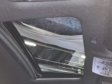 解放感を感じることができるムーンルーフ。屋外の気持ち良い風や日差しとり込み車内空間を明るくします。