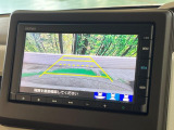 【バックカメラ】駐車時に後方がリアルタイム映像で確認できます。大型商業施設や立体駐車場での駐車時や、夜間のバック時に大活躍!運転スキルに関わらず、今や必須となった装備のひとつです!